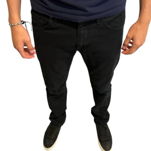 Jeans - Tiger of Sweden - Svarta jeansbyxor med klassisk femficksdesign och raka ben. Snyggt minimalistiskt utseende med svarta nitar på bakfickorna. Passar dig som gillar enkel och stilren look. Materialet är jeans och byxorna har normal passform.