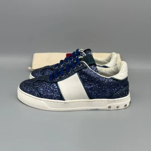 Valentino Flycrew Sneaker Blått Glitter - • The shoes have been gently used and are in really good condition  • Size: 35.5  • Color: Blue Glitter  • Original retail price: ~5000 SEK (no longer in production)  • Only the shoes are included