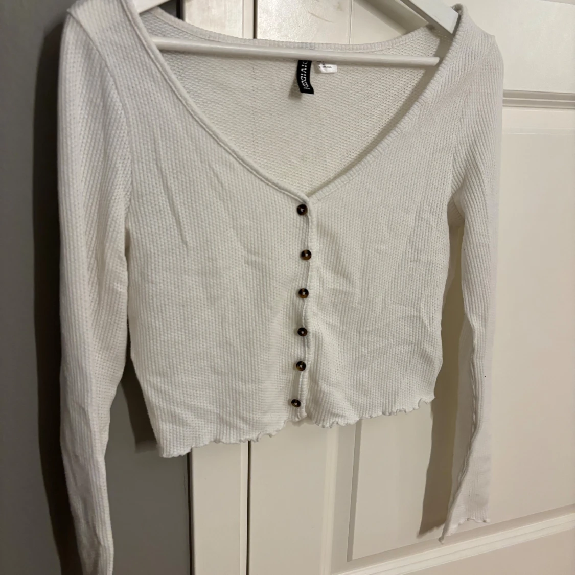 Vit croppad topp med knappar H&M