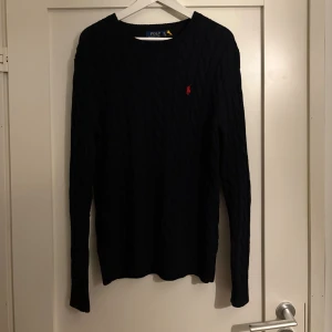 Mörkblå kabelstickad tröja Polo Ralph Lauren - Säljer denna otroligt feta mörk blåa kabelstickade polo Ralph lauren tröjan. Storlek S. Köpt från Polo Ralph Lauren hemsida, använd 3 gånger. 100% äktighet garanterat. Tveka inte att fråga vid minsta fundering. Priset kan diskuteras.