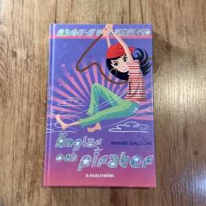 Bok: ”Änglar och pirater” av	Annie Dalton - Följ med på ett äventyr där änglar möter pirater! Perfekt för dig som gillar spänning, humor och vänskap. En färgstark bok med coola karaktärer och oväntade händelser, skriven för unga läsare som vill ha något annorlunda och roligt.
