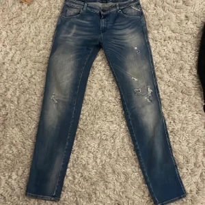 Replay Jeans med slitningar  - Tja!👋 Säljer dessa as feta replay jeans, Slim storlek 26/30 passar perfekt runt 165cm