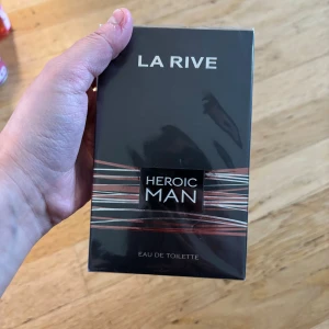 La Rive Heroic Man EdT - La Rive Heroic Man Eau de Toilette – en parfym med stilren design och modern känsla. Perfekt för dig som vill sticka ut och visa din personlighet. Oöppnad och i originalförpackning. Vet inte vad de är för storlek 