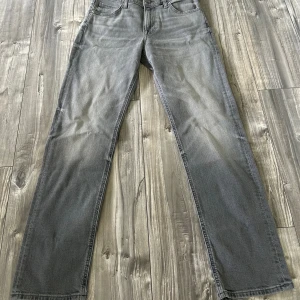 Gråa byxor i märke Lee - Ett par gråa byxor köpta på Jeans bolaget storlek W31 L32, dom är använda en gång