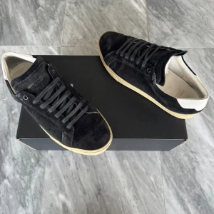 Saint Laurent skor - Saint Laurent skor  -  Skick: Perfekt skick  -  Nypris: 6000kr  -  Ingår: endast skorna -  Hör av dig vid minsta fråga🙌🏼