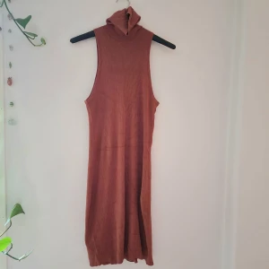 Orange ribbad klänning med polokrage - Orange ribbad poloklänning. Supersnygg med ett par kängor, strumpbyxor och en gosig jacka över. Skulle säga att den passar mellan M-L. Känner att den är lite för stor för mig som normalt har S-M/36-38. Mått: Längd - 93 cm. Tecken på användning finns Återuppladdad för fri frakt. Jag har mycket annat uppe på sidan, både herr och damkläder. Köp gärna bundle för att få rabatt 🤗 