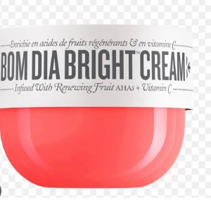 Bom Dia Bright Cream från Sol de Janeiro - Bom Dia Bright Cream från Sol de Janeiro i en snygg korallröd burk med vitt lock (75 % kvar). Fri fakt nu så passa på
