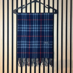 Burberry halsduk  - Mörkblå rutig burberry halsduk | Skick 9/10 | Hör gärna av dig vid minsta fundering😊