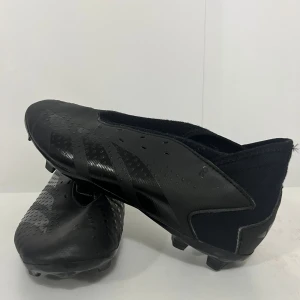 Svarta adidas predator   -  Tjena Säljer ett par svarta predator  fotbollsskor från Adidas med låg profil och mönstrad ovandel. Skorna har en platt sula med dobbar för bra grepp på planen och är tillverkade i syntetmaterial med diskreta Adidas-ränder på sidan. Perfekt för dig som vill ha stilrena och funktionella skor. Dom använda men nytvättade finns ej sulan och finns vissa defekter men finger Forfarnde perfekt därför kan pris diskuteras storlek 38 för barn 