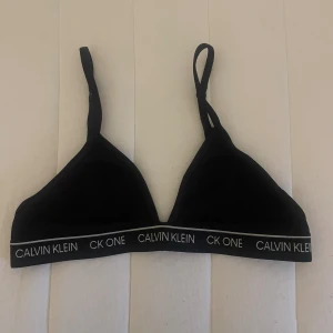 Svart topp från Calvin Klein - Säljer denna topp/bh från Calvin Klein. Inte mycket använd och i fint skick! Står ingen storlek men skulle tippa runt s.