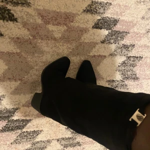 Svarta Stövlar/boots - Helt nya! Köpt från vinted och är i mocka.