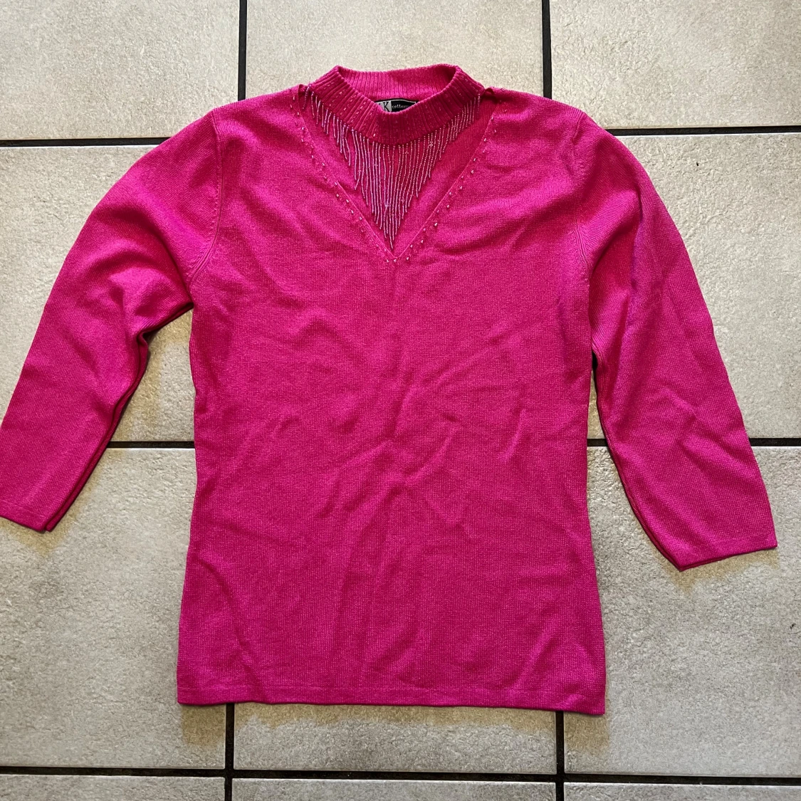 Rosa stickad tröja med pärldetaljer storlek S/XS