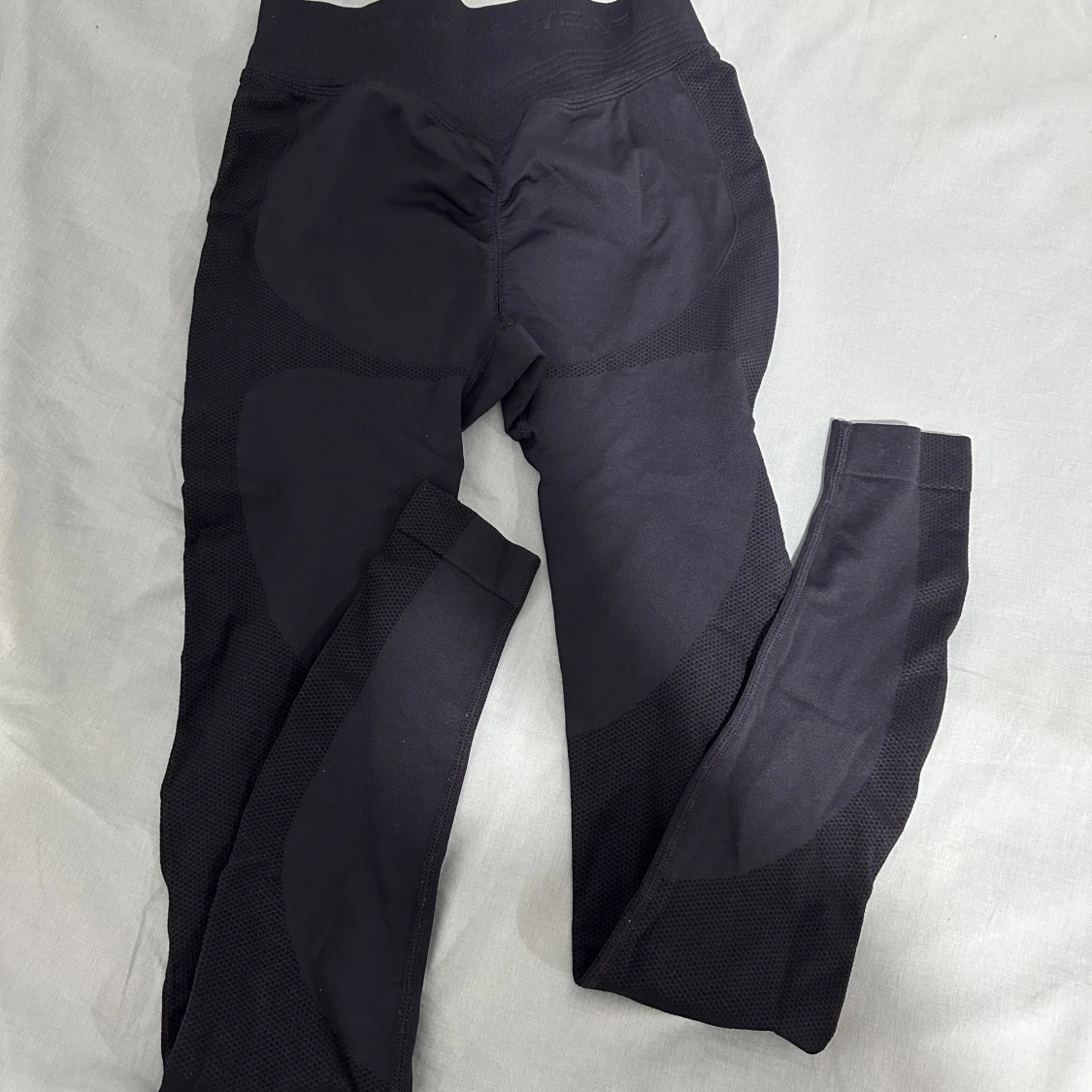 Svarta leggings från Gorilla Wear - 1