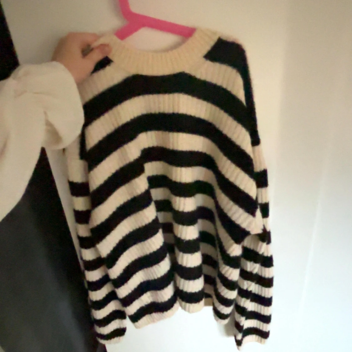 Randig stickad tröja i svart och vitt