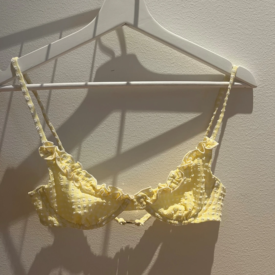 Gul rutig bikiniöverdel med volang