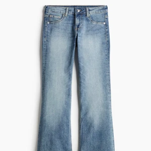Lågmidjade bootcut jeans  - - Supersnygga lågmidjade jeans från h&m divided                                                                              - Superbra skick                                                              - Pris går alltid att diskuteras 💸                                       - nypris ~ 230kr 💸
