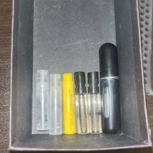 6  parfymprover mysterybox - Testa 6 olika parfymprover från populära märken som Yves Saint Laurent (MYSLF och Y) och Paco Rabanne. Perfekt för dig som vill hitta din nya favoritdoft eller ha med i väskan. Smidiga små flaskor, enkla att ta med överallt.