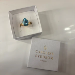 Blå droppformad ring Caroline Svedbom - Ringen är justerbar, aldrig använd💕