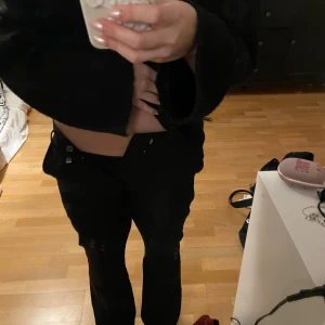 Svarta kostymbyxor från Bik Bok - Snygga svarta kostymbyxor från Bik Bok i storlek 34. Byxorna har rak passform och klassisk midja med dragkedja och knapp. De är sydda lite mellan benen men inget som syns vid användning. Säljer då de inte passar längre. ❣️