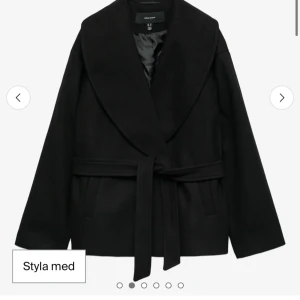 Svart omlott kappa från Vero Moda - Säljer min svarta omlottkappa då den inte kommer till användning längre, köpt på veromoda affären och är i strlk xs🥰 fint skick!