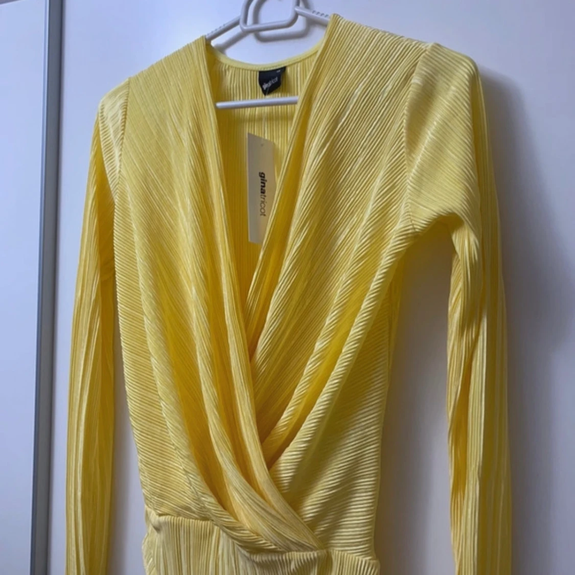 Gul bodysuit från Gina Tricot - 2