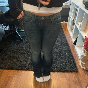 Lågmidjade jeans - Säljer dessa lee jeans som jag själv också har sytt ut till bootcut, så de är tajta på mig. Midjemått 38 cm och innerbenslängd 80 cm. Långa på mig som är 163💗. Lite slitna längst ner