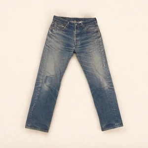 Faded Levis 501 Patchwork - Säljer dessa sjukt snygga Levi’s jeans med galet snygga fades och patchwork lagning! Superfint skick utöver ett litet hål under gylfen som är lätt åtgärdat! (syns på bild 4) Står W33 Men passar bättre för en 32:a eller 31:a!  Har du bud eller frågor är det bara att höra av dig :)