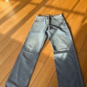 Ljusblå raka jeans - Snygga ljusblå jeans med klassisk femficksdesign och raka ben. Jeansen har en normal midja och är tillverkade i slitstarkt denimtyg. Perfekta för dig som gillar en enkel och clean look med vintagekänsla.