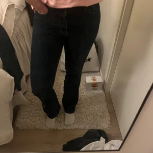 Mörkblå bootcut jeans - Snygga mörkblå jeans med klassisk bootcut passform och normal midja. Bra skick! 