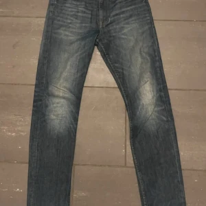 Vintage washed Slim fit jeans i mörkblå denim - Slim fit jeans från &Denim i mörkblå tvätt med snygga slitningar och klassiska fem fickor. Jeansen har normal passform, dragkedja och knappstängning. Perfekt för dig som gillar en smal siluett och stilren look.