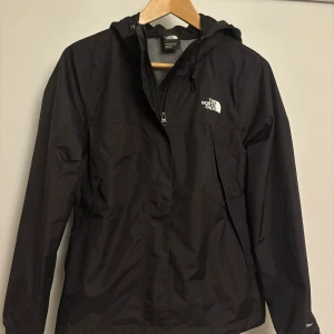 The north face jacka - Snygg svart the north face vind/regnjacka i storlek S. mycket fint skick utan defekter. Skriv vid frågor