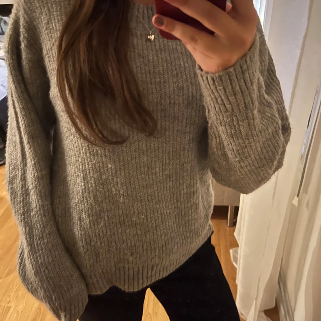 Grå stickad tröja  - 1