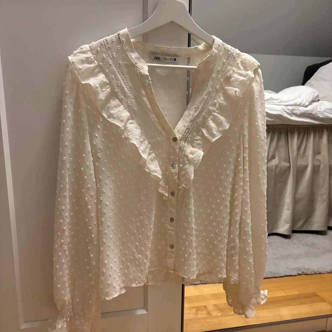 Vit blus med volanger från Zara - 1