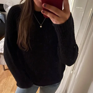 Svart stickad tröja med krage - Såå fin svart stickad tröja med liite krage🙌🏻💕