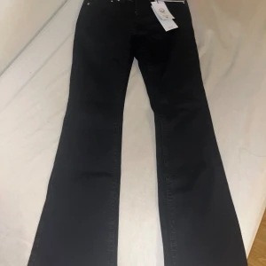 Y2k low waist bootcut jeans  - Svarta Y2k bootcut jeans från Gina Tricot, low waist 