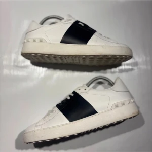 Valentino Open - Hej! Säljer nu mina skor från märket Valentino, storlek 39 bra skick, allt på bilden ingår. Tveka inte på att höra av dig om du har frågor eller funderingar kring skorna! 