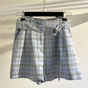 Rutiga blå shorts - FB Sister - Stilrena blå shorts i rutigt mönster med tillhörande bälte. Perfekta för sommaren eller en preppy vardagslook. Endast använd 1–2 gånger.  📍 Endast upphämtning i centrala Jönköping  #sommarshorts #preppystyle #blårutig #secondhandmode #luminaox #jönköping 
