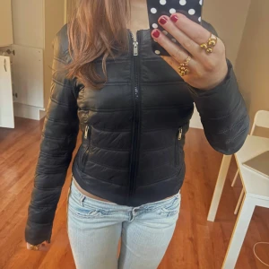 Svart jacka - Så snygg svart puffjacka. Jag är 168 och det är mina bilder, köp via köp nu direkt eller Swish, kvar tills markerad som såld 💖 