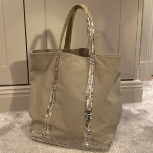 grå väska från Vanessa Bruno - Säljer en super snygg och användbar väska från vanessa bruno. Den är rymlig och har ett praktiskt fack med dragkedja på insidan.