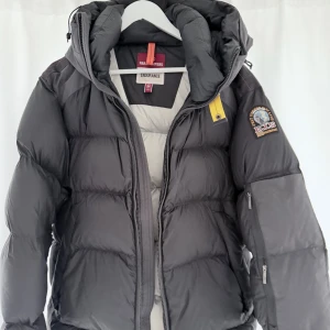 Svart dunjacka från Parajumpers - Säljer en svart dunjacka från Parajumpers. Skick 9/10 inte använd mycket och finns inga flaws. Köpt förra vintern ny johnells 11000kr. Bara höra av sig vid frågor och funderingar mvh Liam. 