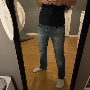 Nudie jeans  - Lite äldre med speciell tvätt nudie jeans, exakta storlek vet  ja inte då texten på lappen tvättas bort men skulle säga 33/33 ish. Passar 183/195 enligt mig. Väldigt fint skicka annars utan nån deffekt.