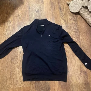 J.Lindeberg half zip - Säljer denna half zipen från J.Lindeberg, i 100% merinoull. Passar perfekt till hösten och vinter eller lika gärna till golfen! Står L men passar M   Hör av dig vid minsta lilla funderingen!