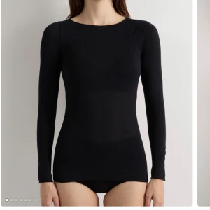 Intimissimi tröja - Fin intimissimi tröja, har någon små hål men dom syns inte alls