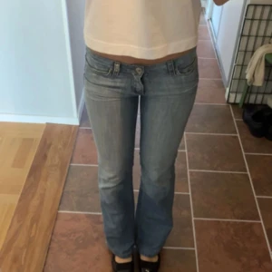 Bootcut ljusblå jeans  - Snygga ljusblå bootcut jeans, låg midja och klassisk femficksdesign. Jeansen har en lätt tvättad look och är tillverkade i mjukt denimtyg som sitter skönt. Perfekt passform med lite utsvängda ben för en cool vibe.  Innerbenslängden är ca 82 cm   Midjemåttet är ca 38 cm             Skriv om ni har några frågor💕