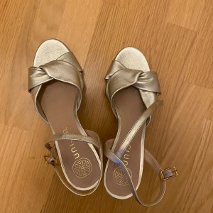 Skor i champange färg  - Skor från balen ❤️