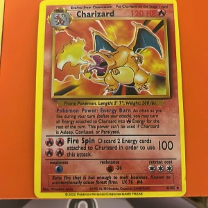 Charizard - Klassisk Pokémon-samlarbok med Charizard! Perfekt för dig som älskar Pokémon och vill ha en ikonisk karaktär i din samling. Cool design och detaljer om Charizard gör den till ett måste för fans och unga samlare.