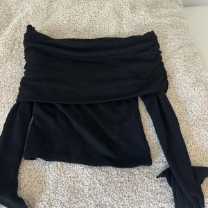 Svart offshoulder topp Gina Tricot - Säljer en svart offshoulder topp från Gina Tricot i storlek S. Snygg topp men kommer ej till användning, tar frakt!
