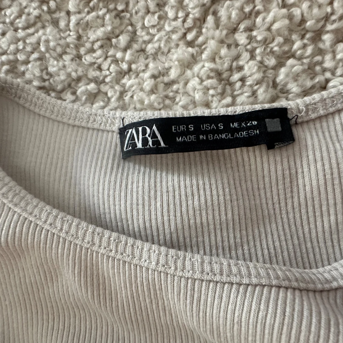 Beige ribbad topp med puffärm från Zara - 2