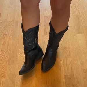 Svarta cowboy boots - Köpta i Spanien, okänt märke. 