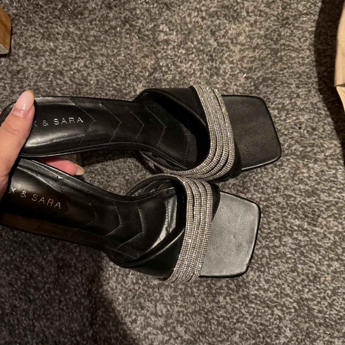 Svarta klackar med strass och klack